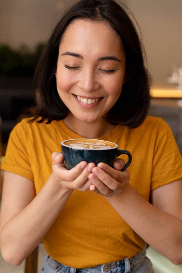 diferencia entre cafe torrefacto y natural mujer sonriendo ante una taza de cafe cafes el criollo zaragoza_