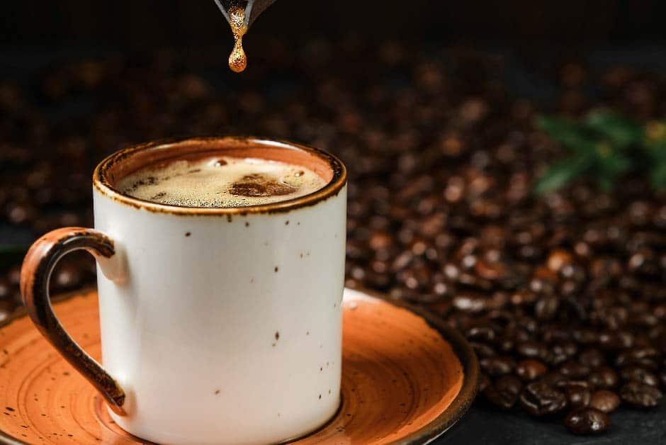 beneficios del cafe arabica taza de cafe con granos de cafe cafes el criollo zaragoza