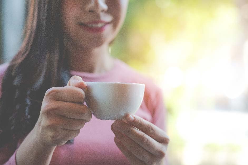 que es la teina chica bebiendo café cafés el criollo